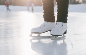 Hotel Almesberger Wellnessurlaub im Winter Freizeitaktivitäten Eislaufen am nahen Moldaustausee