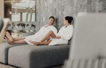 Wintergarten mit Poolblick Ruheraum - Hotel Almesberger****s - Wellnessurlaub in Oberösterreich nahe Bayern jetzt buchen