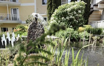 Hotel Almesberger Wellnessurlaub im Mühlviertel Sommerurlaub Hotelgarten mit Teich