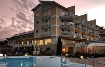Hotel Almesberger Wellnessurlaub Winter Outdoorpool Sommerurlaub Abendstimmung buchen