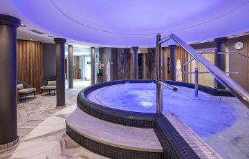 Hotel Almesberger Wellnessurlaub Whirlpool indoor