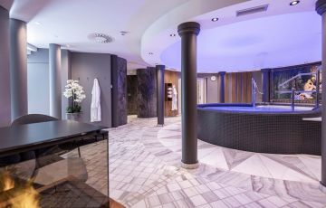 Hotel Almesberger Wellnessurlaub Oberösterreich Mühlviertel Whirlpoolbereich Kamin jetzt buchen