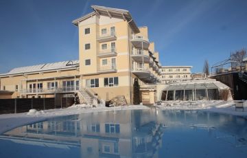 Hotel Almesberger Wellnessurlaub im Winter Outdoorpool buchen